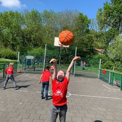 kind speelt basketbal zevenbergen