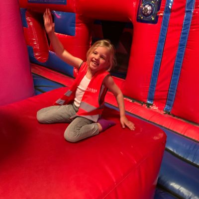 kind speelt bij bounce Valley zevenbergen