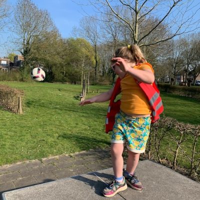 kind speelt buskruit zevenbergen