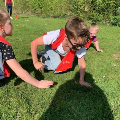 kinderen klauteren buiten zevenbergen