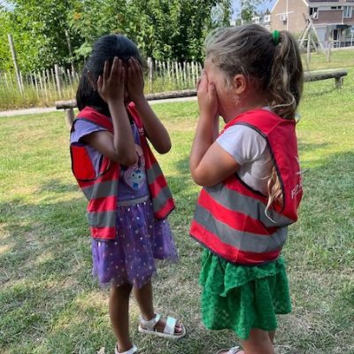 kinderen spelen verstoppertje zevenbergen