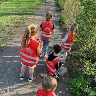 kinderen zoeken in de natuur zevenbergen